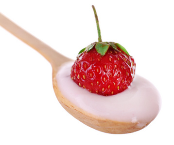 美味的酸奶在草莓上白色孤立的勺子