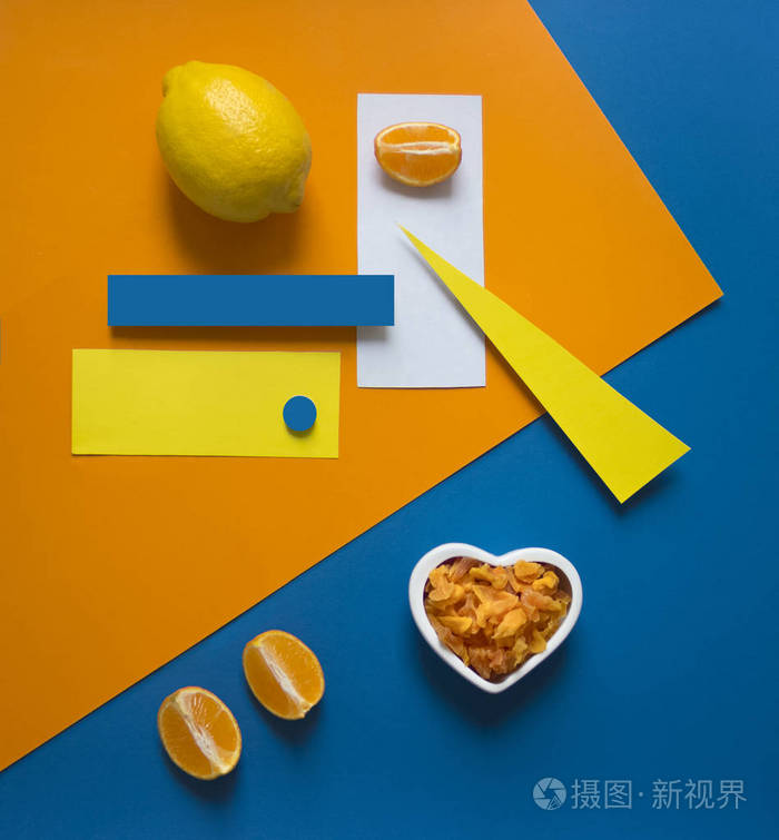 柠檬橙在明亮的背景蓝色黄色橙色三角圆长方形几何心干果蜜饯水果