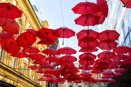 明亮的红伞图片