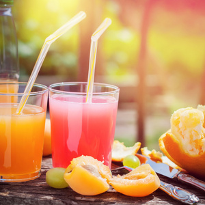 水果桃葡萄橙汁饮料杯图片