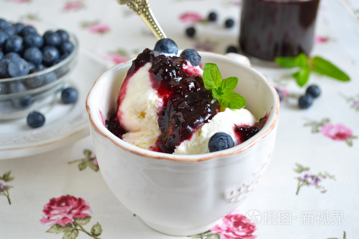 在一杯蓝莓果酱香草冰淇淋