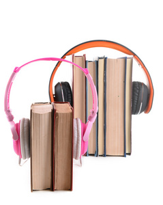 书和头戴式耳机作为音频书概念上白色孤立