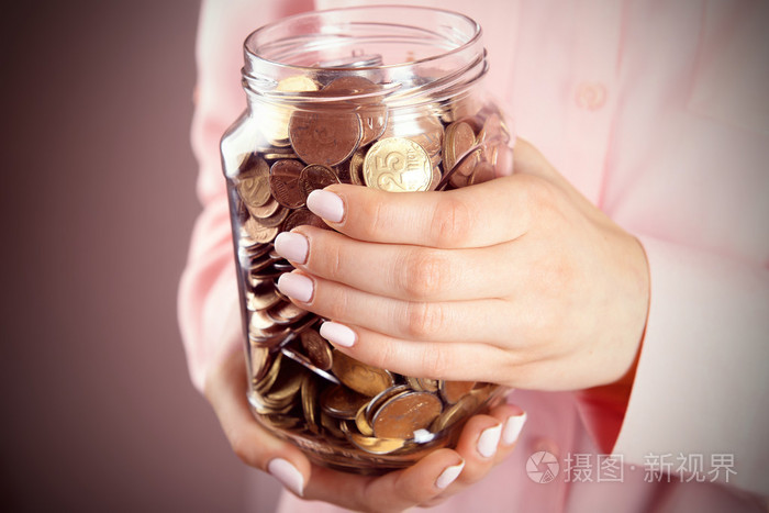 女人抱着钱罐硬币关闭