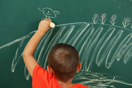 男孩在黑板上画画照片
