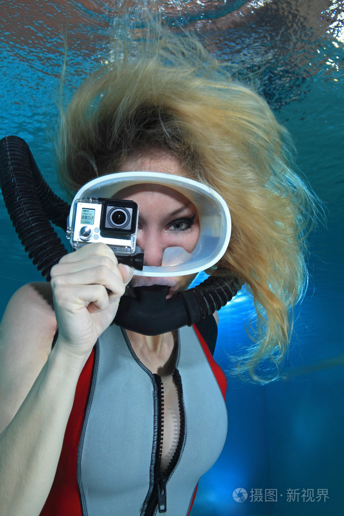 女潜水员用相机