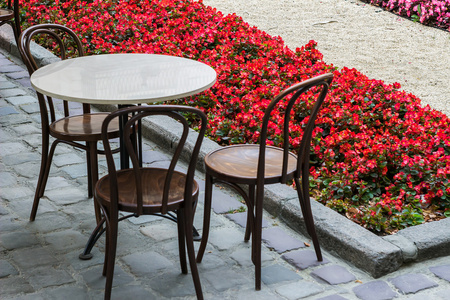 桌子和椅子在附近花坛，利沃夫市街