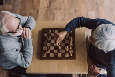 高级男性下棋