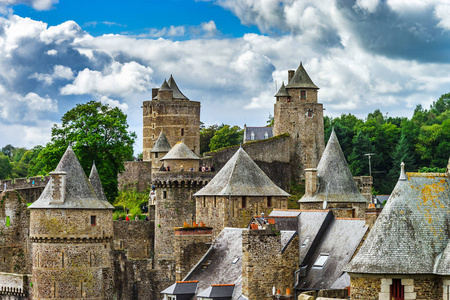 Fougeres 城堡在酒庄, 法国, 晴朗的天