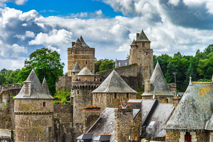 fougeres 城堡在酒庄, 法国, 晴朗的天
