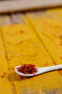 各种香料选择藏红花，姜黄，咖喱。在一个木制的背景不同干香料