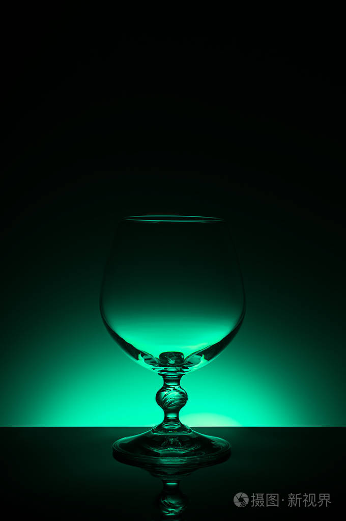 酒杯在彩色背景上带有黑色的插图有细长茎的高酒杯