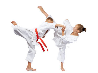 Karategi 两名运动员在节拍空手道吹