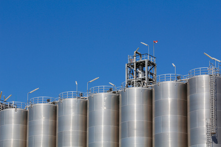 楼梯在工厂在一家化工厂的储料仓照片