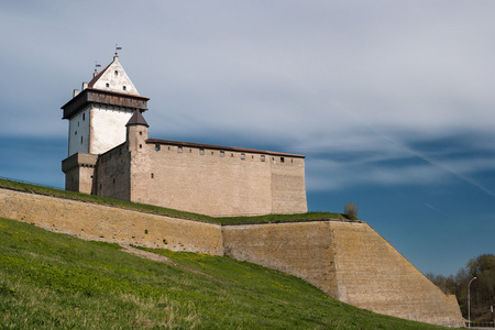 纳尔瓦，爱沙尼亚赫尔曼城堡上河岸，对面伊万格罗德堡垒