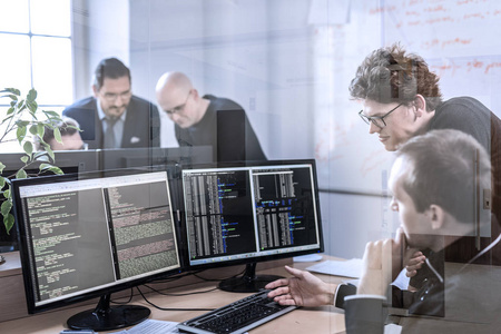 在台式计算机上工作的软件开发人员照片