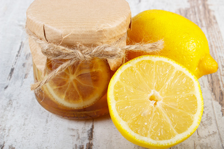新鲜的柠檬和蜂蜜木桌 健康的食物和营养