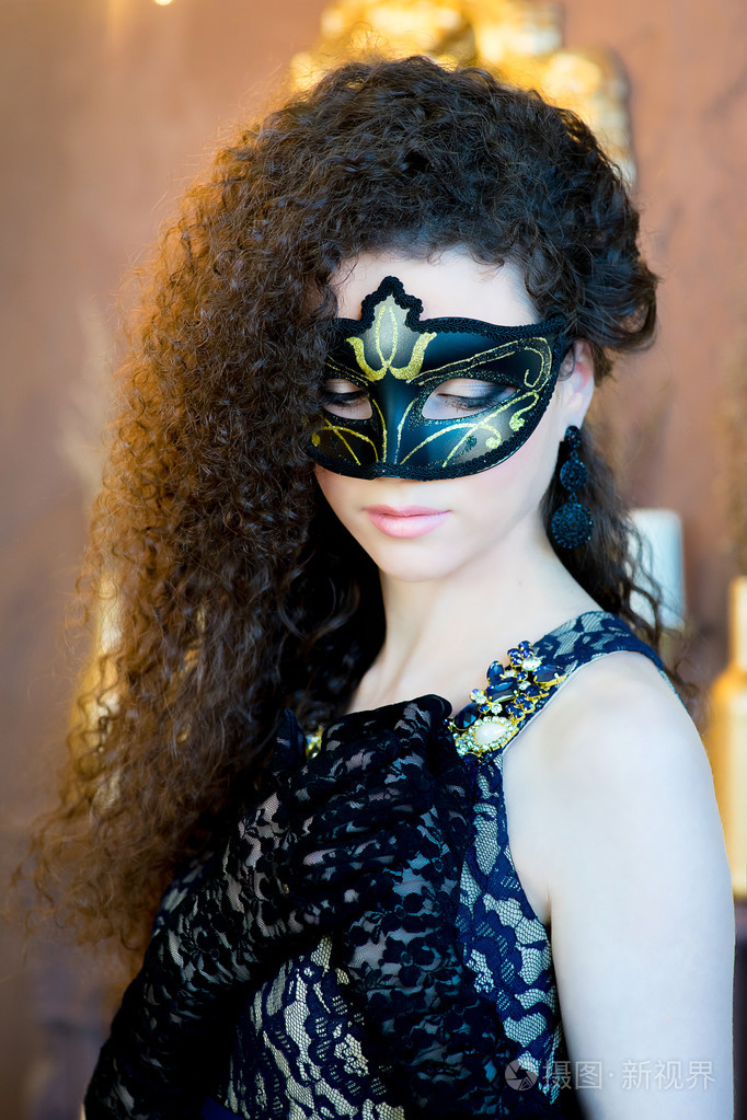 带着假面舞会面具的女孩