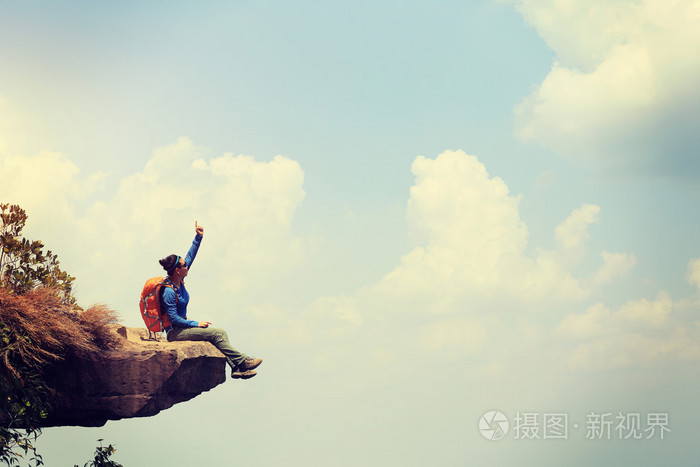 成功的女人的徒步旅行者