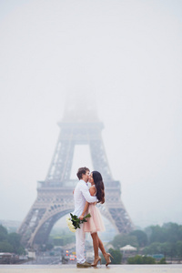 巴黎埃菲尔铁塔附近美丽浪漫的情侣