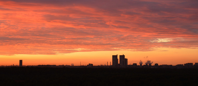 城市在夕阳的剪影