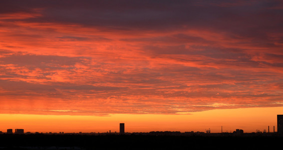 城市在夕阳的剪影