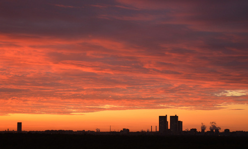 城市在夕阳的剪影