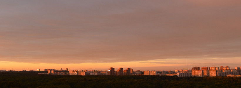 在日落期间城市的全景视图