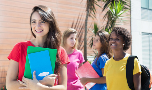 白种人的女学生，在其他国际 s 红色衬衫