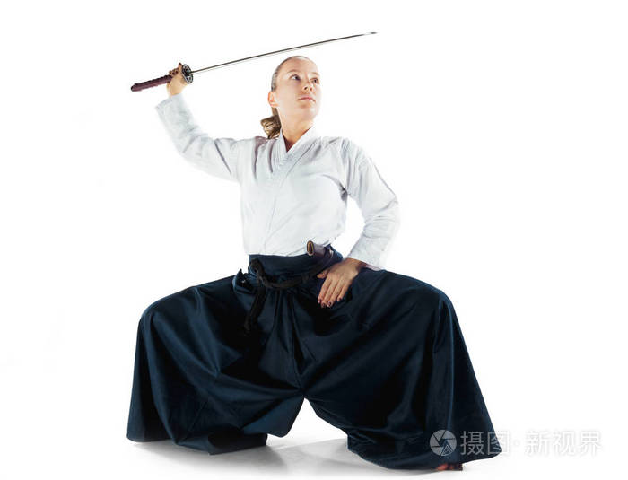 合气道大师练习防守姿势.健康的生活方式和运动理念.白色和服女人