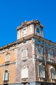 蔚蓝色的天空，在 Valencia，西班牙建筑的外观