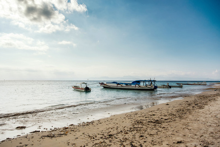 用小船，在印度尼西亚巴厘 Nusa Penida 岛梦想海滩