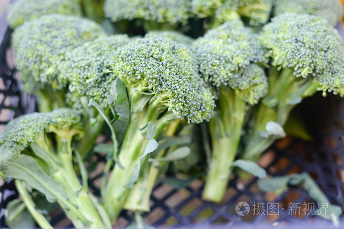 在市场上堆积的绿色新鲜花椰菜特写