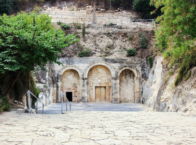 在以色列 Kiriyat Tivon 市的 Hanassi 梅阿谢阿里姆国家公园里, 祭司 Yehuda 的洞穴进入墓地