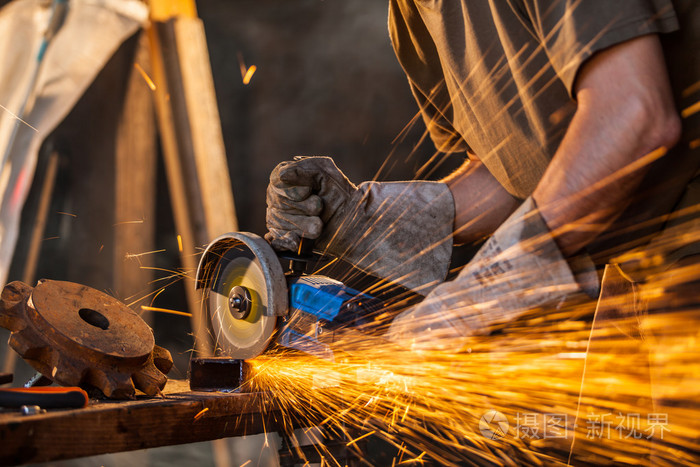 磨床工人切割金属的特写镜头
