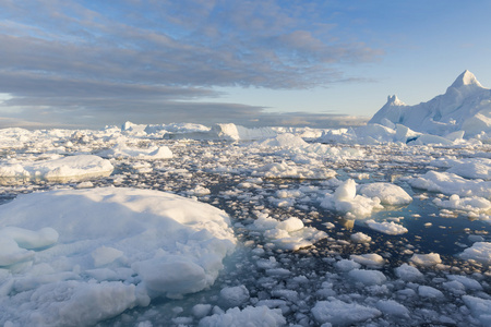 白色环境中的旅行：冬季冰川景观北极海岸与南极峡湾