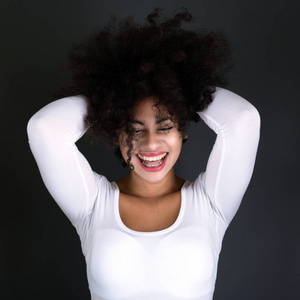 年轻黑人黑人发型是面带笑容的女人