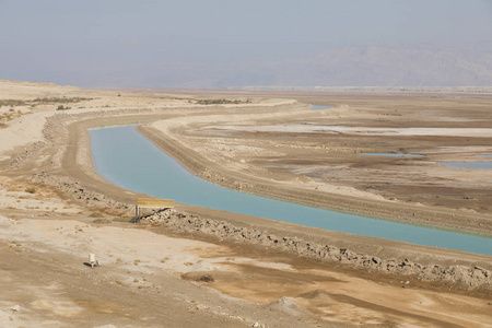 在死海以色列咸水运河照片