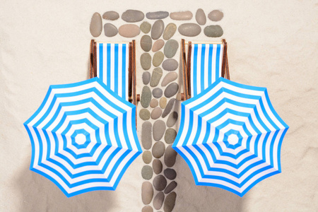 遮阳伞和通路的石头下海滩家具