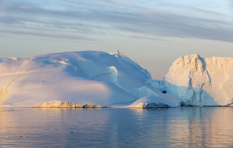 白色冰川的旅行：冬季的极地景观