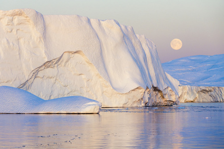白色冬季旅行：冰冻海岸与北极景观
