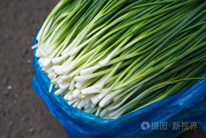 青葱在市场上卖