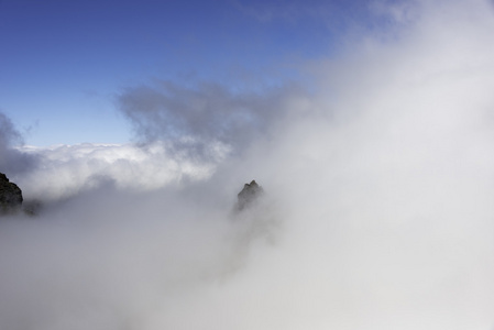 微微 arieiro 在马德拉岛上的云彩