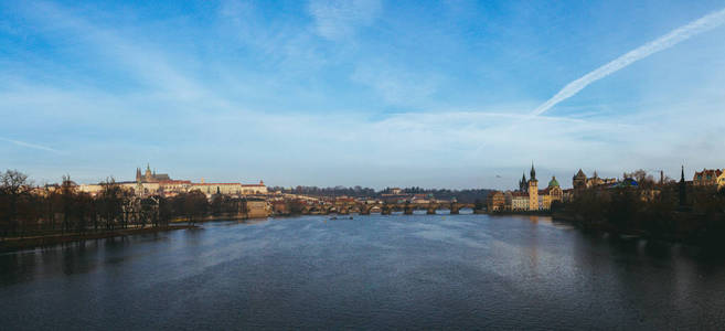 行人只有查尔斯桥 又名石桥, 石最, 布拉格桥, Prazhski 最 在伏尔塔瓦河河在布拉格, 捷克共和国和游船