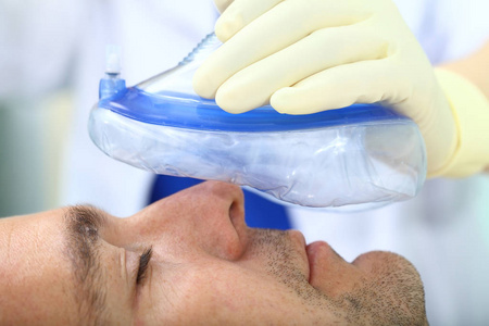 麻醉师给病人 bef 呼吸麻醉照片