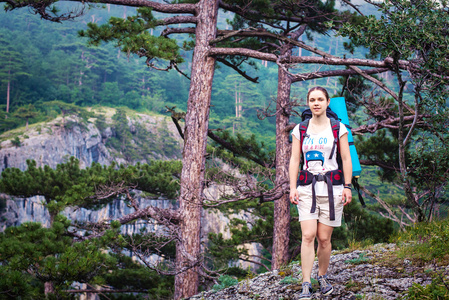 夏日山间的女性徒步旅行 寻找快乐与美丽的景观