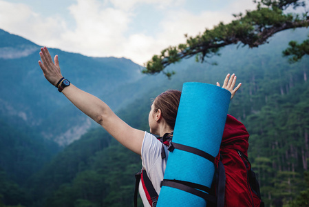 夏天美丽的女性行走在户外的山峰 寻找快乐的旅行旅程