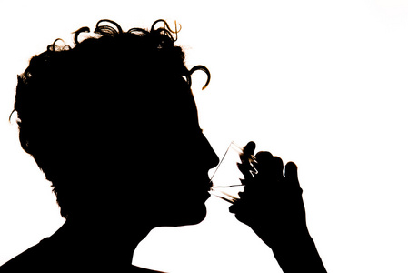 女孩喝水的剪影照片