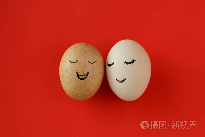 红色背景下的两个快乐表情的鸡蛋