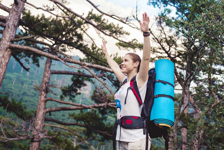 白种人的徒步旅行者女人上跋涉在山与背包生活健康积极的生活方式。对自然景观的徒步旅行者女孩徒步在克里米亚半岛