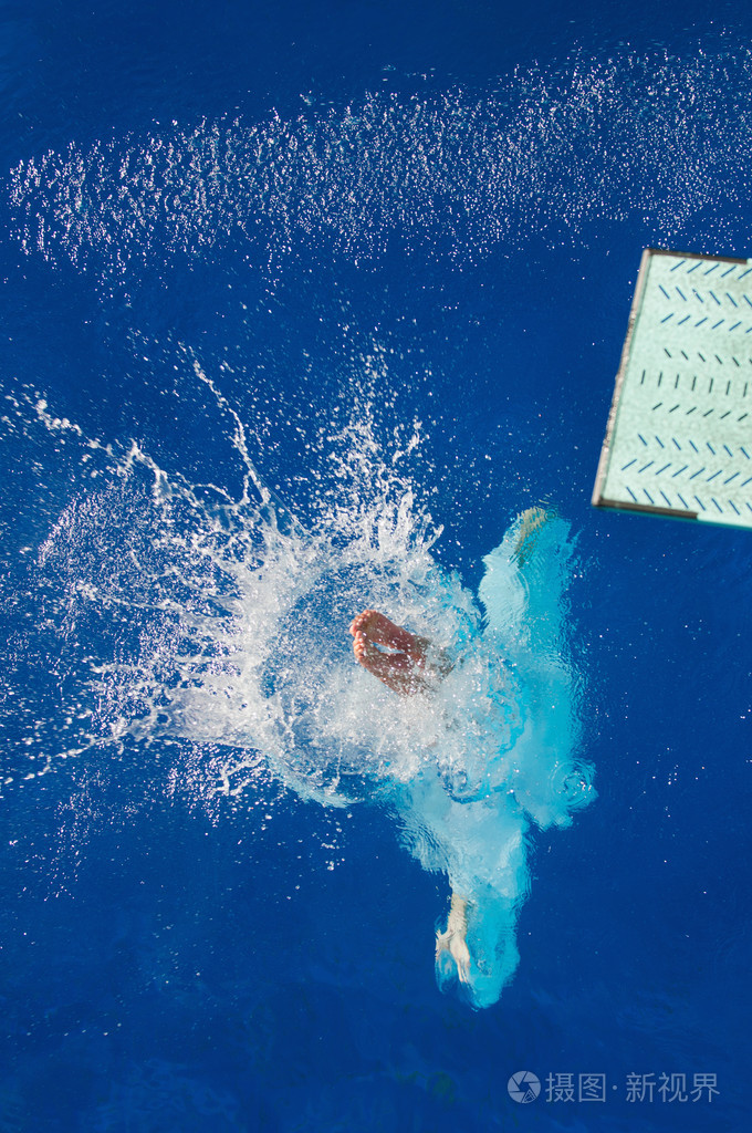 跳水运动员入水后的向后跳水